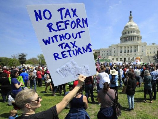 टैक्स रिफॉर्म के खिलाफ़ प्रोटेस्ट करती अमेरिकी जनता.