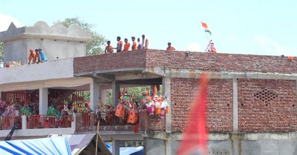 कांवड़ को सजाने वाले सामान के साथ बिकते तिरंगे