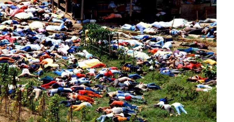 जोन्सटाउन में करवाए गए मास सूसाइड के बाद आश्रम में बिछी लाशें ही लाशें. (फोटोः बिज़ारपीडिया)