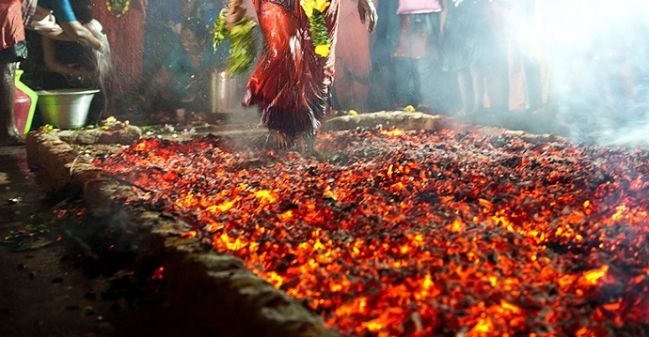 औरतों को जलते अंगारों पर चलाया जाता है.