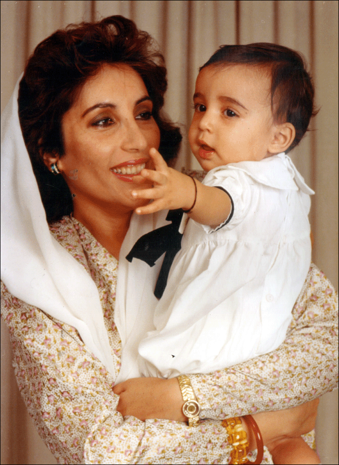 बिलावल भुट्टो के साथ बेनज़ीर भुट्टो. (Source : The Nation)