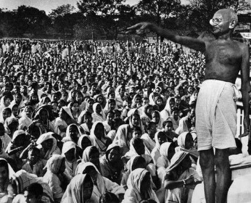 जनसभा को संबोधित करते गांधी.