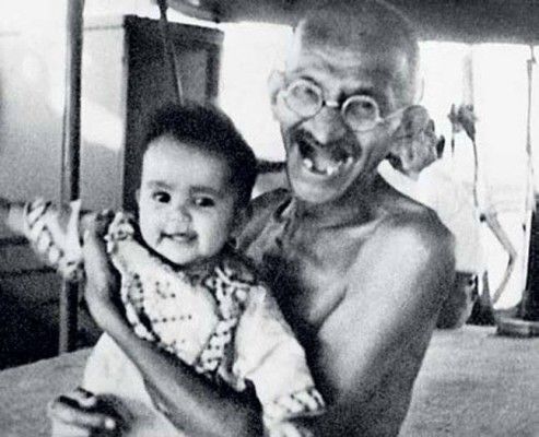 महात्मा गांधी अपने इंग्लैंड ट्रिप के दौरान एक बच्चे के साथ.