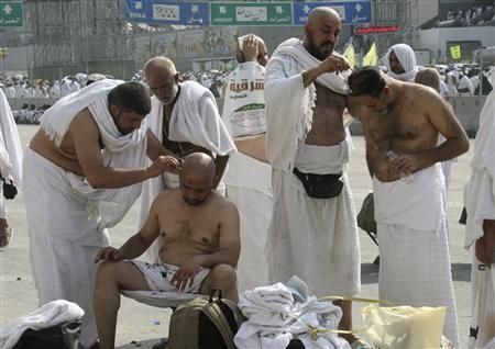 सिर मुंडवाकर यात्रा पूरी करते लोग. (Photo: Reuters)