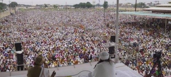 मथुरा में होने वाले सत्संग में हजारों लोग शामिल होते हैं.