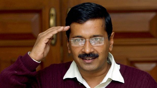 साथ देने के लिए जनता को सैल्यूट करते केजरीवाल.