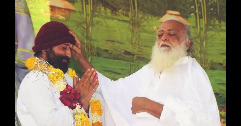 नारायण साईं और उनके बापू आसाराम बापू 'एक आध्यात्मिक क्रिया' में लीन होते हुए.