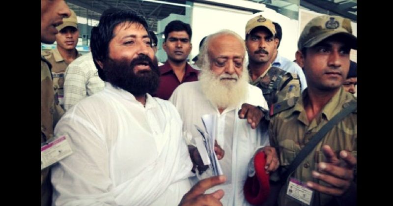 गिरफ्तार आसाराम बापू और बेटा नारायण साईं.