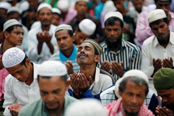 कई हज़ार रोहिंग्या मुस्लिम बांग्लादेश पलायन कर गए हैं. क्योंकि हिंसा में उनके घर जला दिए गए हैं. (Photo : Reuters)