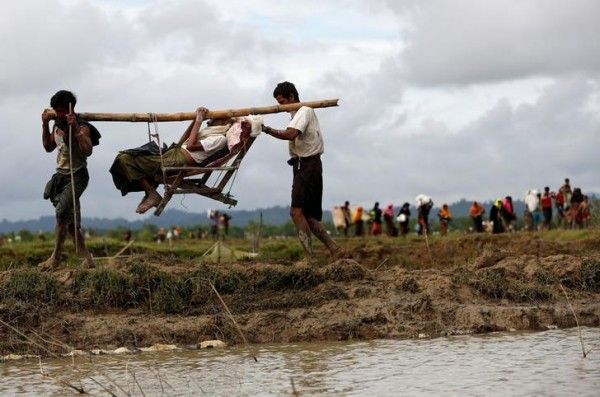 बच्चों और बुजुर्गों को बचाने के संघर्ष रोंगटे खड़े कर देता है. (Photo : Reuters)