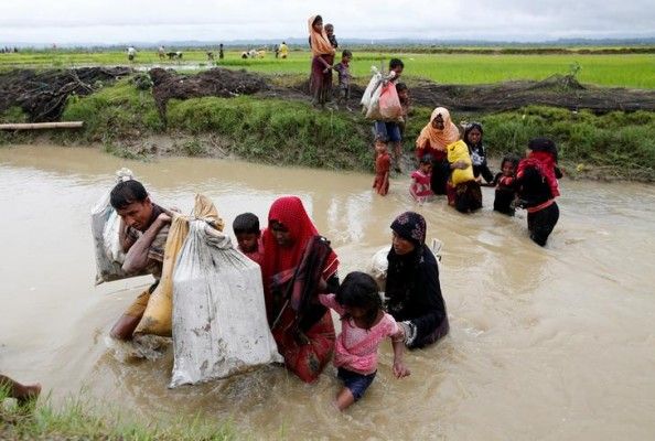 बांग्लादेश बचकर भाग रहे लोगों की कई बोट पानी में समा गईं हैं. जो जिंदा हैं उनका संघर्ष जारी है. (Photo : Reuters)