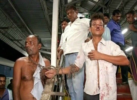गाय की रक्षा के लिए इंसानों से बर्बर व्यवहार. (Image: Youtube)