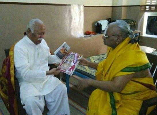 आरएसएस प्रमुख मोहन भागवत के साथ फलाहारी बाबा
