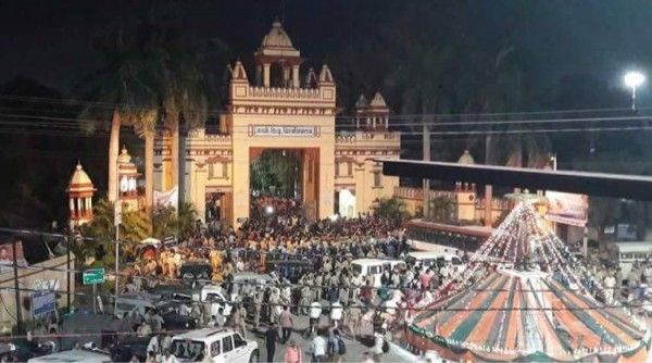 छात्राओं ने मेन गेट ब्लॉक कर रखा है.