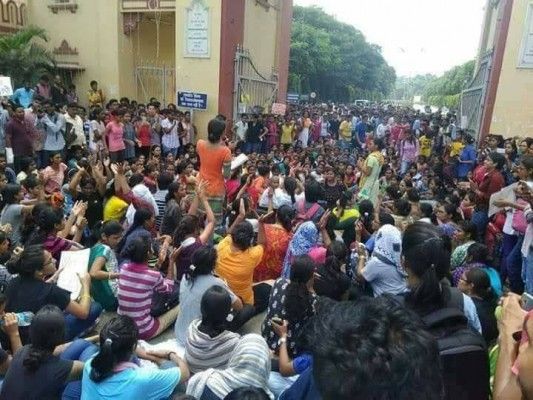 बीएचयू के मेन गेट पर डटी हुई हैं छात्राएं.