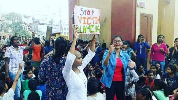 छेड़खानी के विरोध में एक छात्रा ने सिर मुंडवा लिया है.