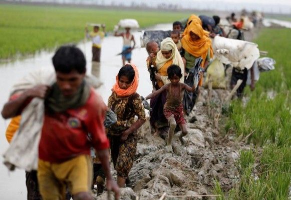 अगर म्यांमार में रुकते हैं तो हिंसा में जान जा रही है. भागते हैं तो पानी में डूब जा रहे हैं. (Photo : Reuters)