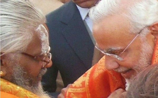 नरेंद्र मोदी से मंत्रणा करते हुए फलाहारी बाबा