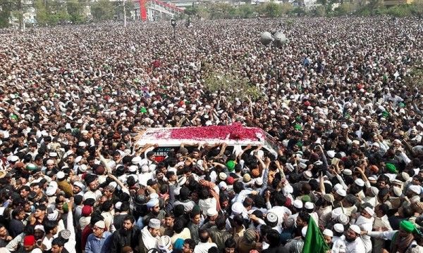 सलमान तासीर के हत्यारे मुमताज कादरी के जनाजे में उमड़ी भीड़. (Image: Dawn)