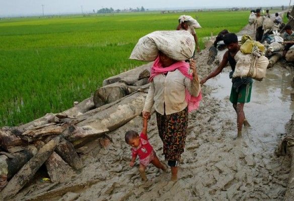 म्यांमार छोड़कर मुसलमान अपनी जान बचाने के लिए दरबदर भटक रहे हैं. (Photo : Reuters)