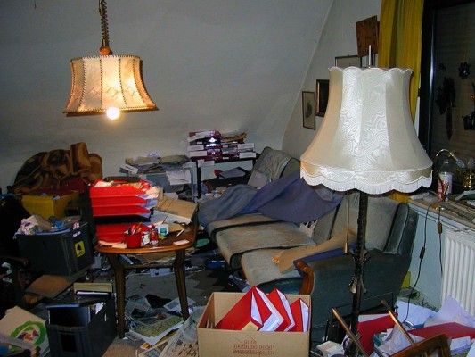 कंपल्सिव होर्डिंग डिसॉर्डर के मरीज़ का लिविंग रूम 
