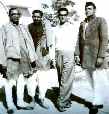 दीनदयाल उपाध्याय (बाएं से दूसरे). दाहिने कोने में खड़े हैं अटलबिहारी वाजपेयी 