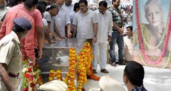 हत्या के पीछे कौन सी विचारधारा दोषी हो सकती है, इस पर बहस होनी चाहिए. लेकिन प्रदेश सरकार की जिम्मेदारियां भी तय होनी चाहिए...