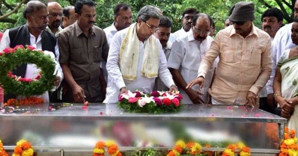 कर्नाटक के मुख्यमंत्री सिद्दारमैया भी गौरी लंकेश के अंतिम संस्कार भी मौजूद थे