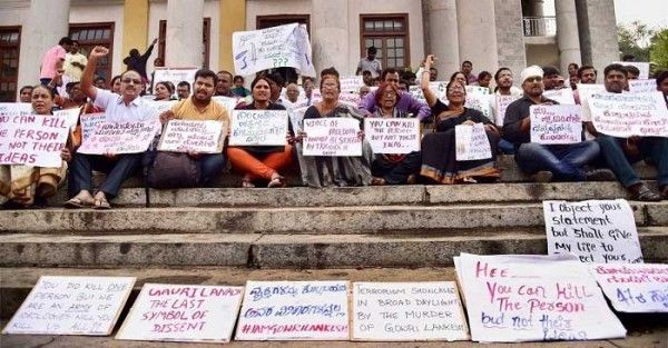 हमें भी ध्यान रखना होगा कि आलोचना अगर एकपक्षीय हो तो उसकी गंभीरता खत्म हो जाती है...