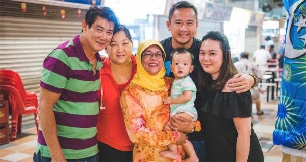 ऐसे समय में जब कई देश स्कार्फ और बुर्के पर बैन लगा रहे हैं, सिंगापुर ने एक मुस्लिम महिला को राष्ट्रपति चुनकर वाहवाही बटोरी है...