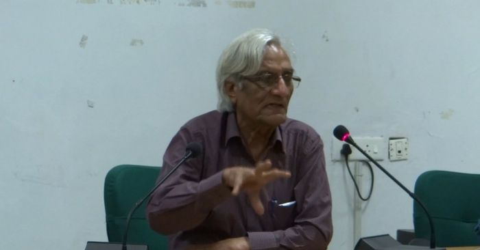 मुखिया कहते हैं कि यह आम ग़लतफ़हमी है कि अयोध्या की बाबरी मस्जिद बाबर ने बनवाई थी. उनके मुताबिक़, बाबरी मस्जिद का ज़िक्र उसके ज़िंदा रहने तक या उसके मरने के कई सौ साल तक नहीं मिलता.