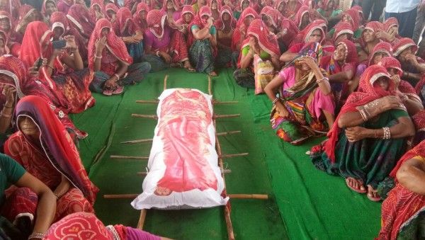 महापड़ाव में वसुंधरा राजे की सांकेतिक अर्थी के पास बैठी महिलाऐं 