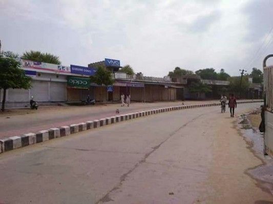 चक्काजाम के चलते खाली पड़ी सड़कें 