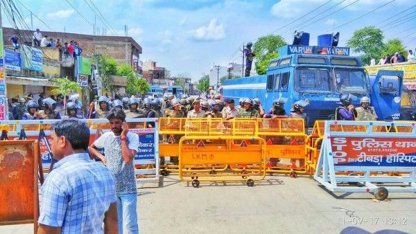 चक्काजाम के दौरान शांति कायम करने के लिए लगा पुलिस अमला 