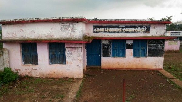 ग्राम पंचायत का कहना है- लाख समझाने पर भी नहीं माने तो दिया नोटिस. 