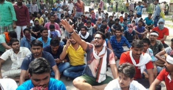 महामना के सम्मान के नाम पर कुछ छात्रों ने भी अलग से प्रदर्शन किया.