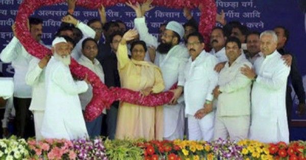 मायावती पहली बार मंच से अपने भाई आनंद और भतीजे आकाश को आम लोगों के बीच लाई हैं.