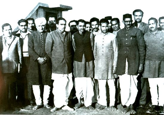 जनसंघ के नेताओं के साथ दीनदयाल 