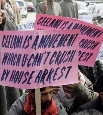 गिलानी को नजरबंद करने के विरोध में प्रदर्शन