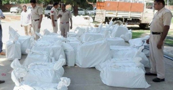 डेरे से पुलिस ने अवैध पटाखे से भरे 85 कॉर्टन बरामद किए हैं.