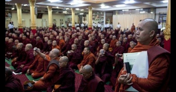 बौद्ध गुरुओं की बैठक में विराथू.
