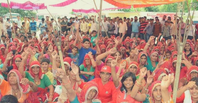 किसान आंदोलन के दौरान सीकर में धरना संभाले हुए महिलाएं.