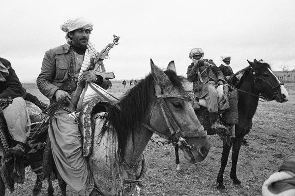 अफगानिस्तान के अलग-अलग इलाकों में लड़ाके सरकार के खिलाफ खड़े थे. (फोटोः एपी)
