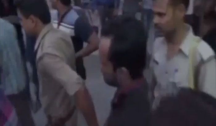 क्या योगी सरकार ने प्रदेश की पुलिस पर भी 'लव जिहाद' के प्रोपगेंडा का प्रचार-प्रसार करने की जिम्मेदारी डाल दी है...