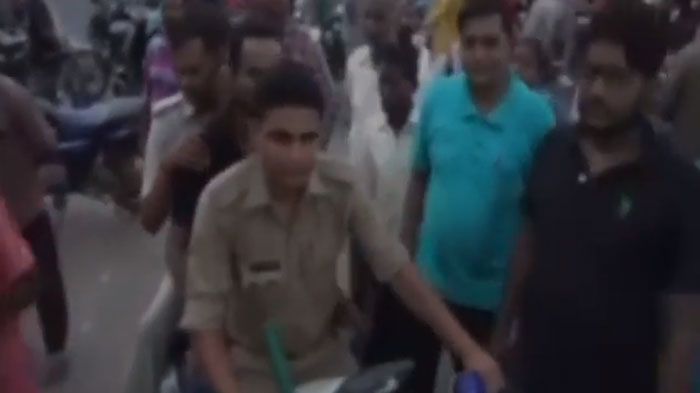 क्या पुलिस को कानून समझाना होगा? कैसे जाहिलों की भर्ती हो रही है जो इतना भी नहीं जानते कि मर्जी से साथ बात करने, मिलने या सेक्स करने पर कानून का डंडा नहीं चलता...