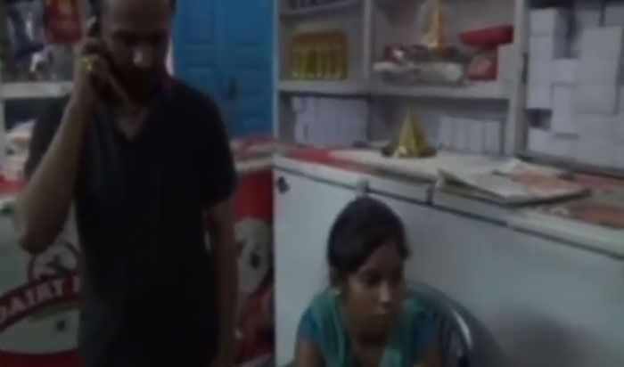 जिस देश में बिना शादी किए साथ रहने और बच्चा पैदा करने पर मनाही नहीं, वहां संगीता वार्ष्णेय जैसे लोग साथ दूसरी धर्म के लड़के के साथ बैठने पर इतना नीचता दिखाते हैं...