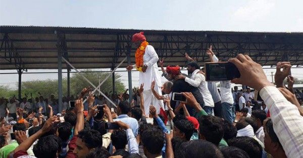 गाड़ी के ऊपर अमरा राम