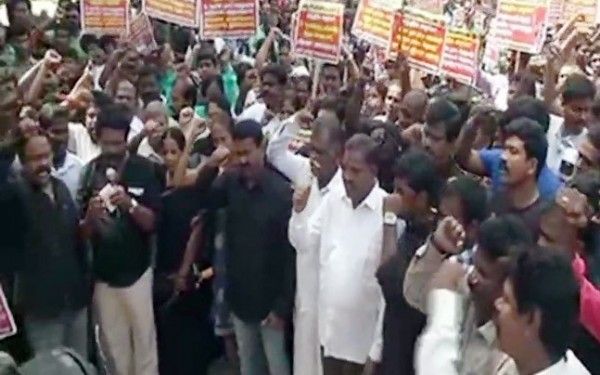 अनीता की मौत के बाद प्रदर्शन होने लगे हैं.