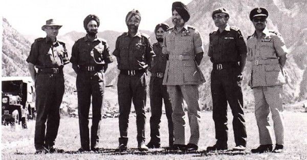 1965 के ऑपरेशंस के दौरान कश्मीर में आर्मी अधिकारियों के साथ अर्जन सिंह