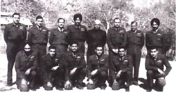 जनवरी 1965 में Haiwara एयरबेस में रक्षामंत्री और स्टाफ के साथ अर्जन सिंह